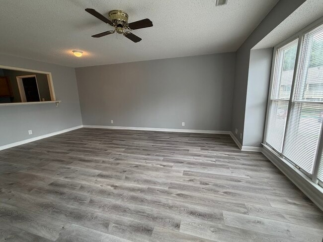 Building Photo - 4947-4947 7 Pine Cir