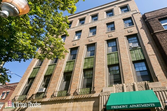 Building Photo - 3836 N Fremont Unit A07C