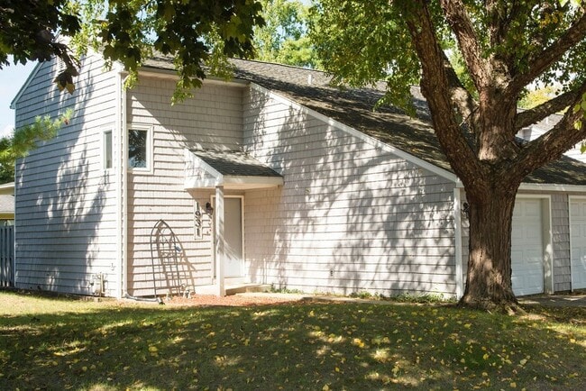 Building Photo - 2bed/1.5bath Condo near Robeson Elementary