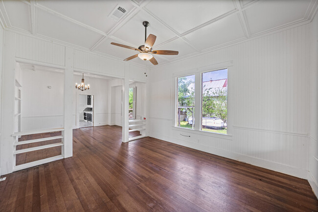 Photo - 433 Davilla St