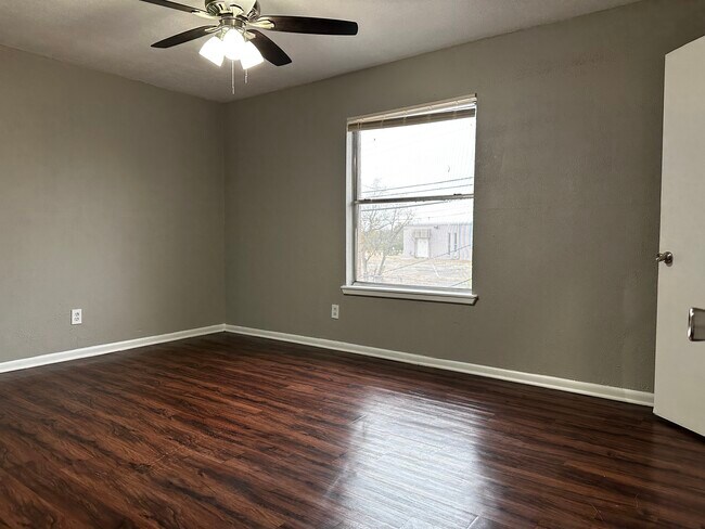 Master Bedroom - Marisposa Park Apartments