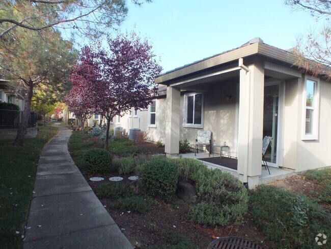 Building Photo - 55+ Eskaton Placerville 2/2 corner lot unit! Rental