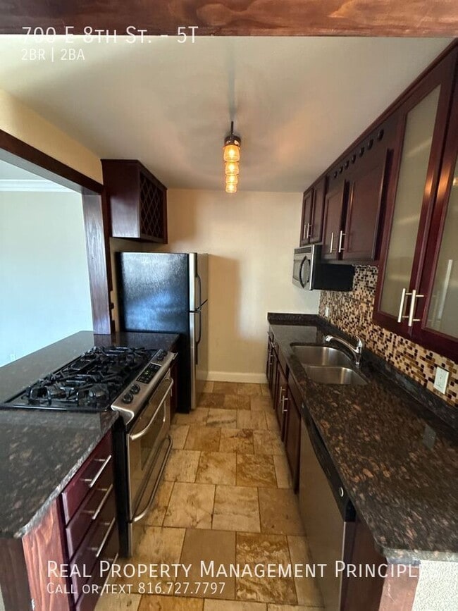 Photo - 700 E 8th St