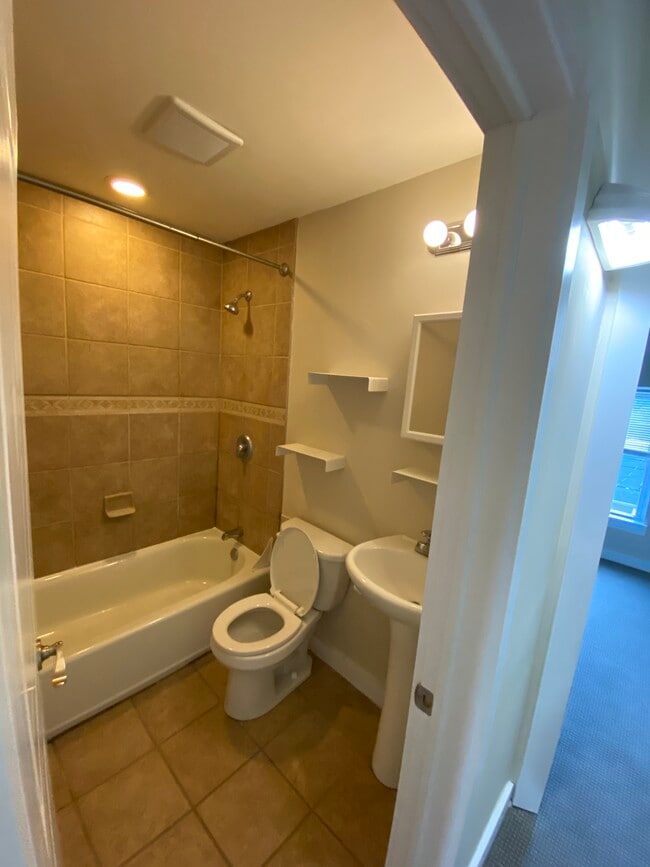 Photo - 218 E Elm St