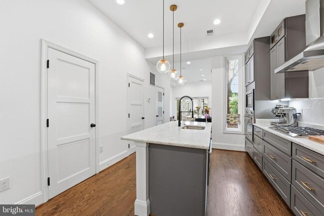 Building Photo - 1841 Monroe St NW Unit 2