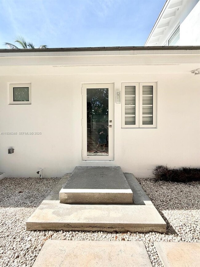 Building Photo - 524 NE 65th St Unit 2