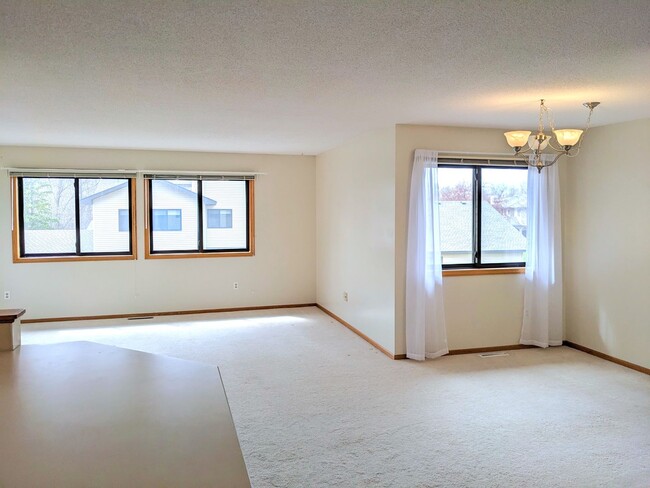 Spacious 2 Bed 2 Bath in Gorgeous Townhome - Spacious 2 Bed 2 Bath in Gorgeous Townhome