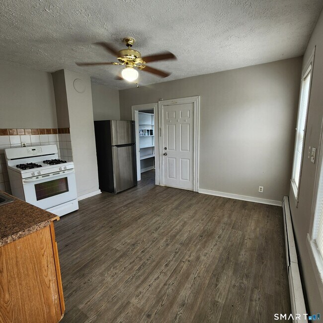 Photo - 664 W Main St Unit #2
