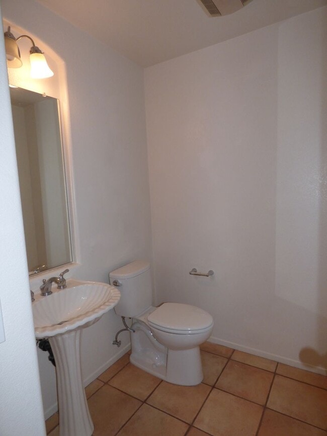 Photo - Spacious Townhouse located in Poinsettia Heights