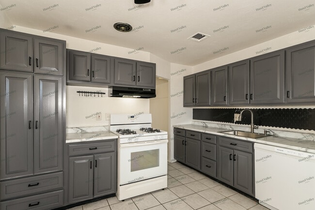 Photo - 747 Chevron Dr