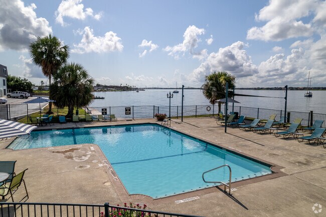 Piscina - Encore on the Bay Apartments