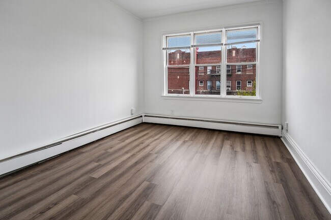 Photo - 154 W 29th St Unidad 2