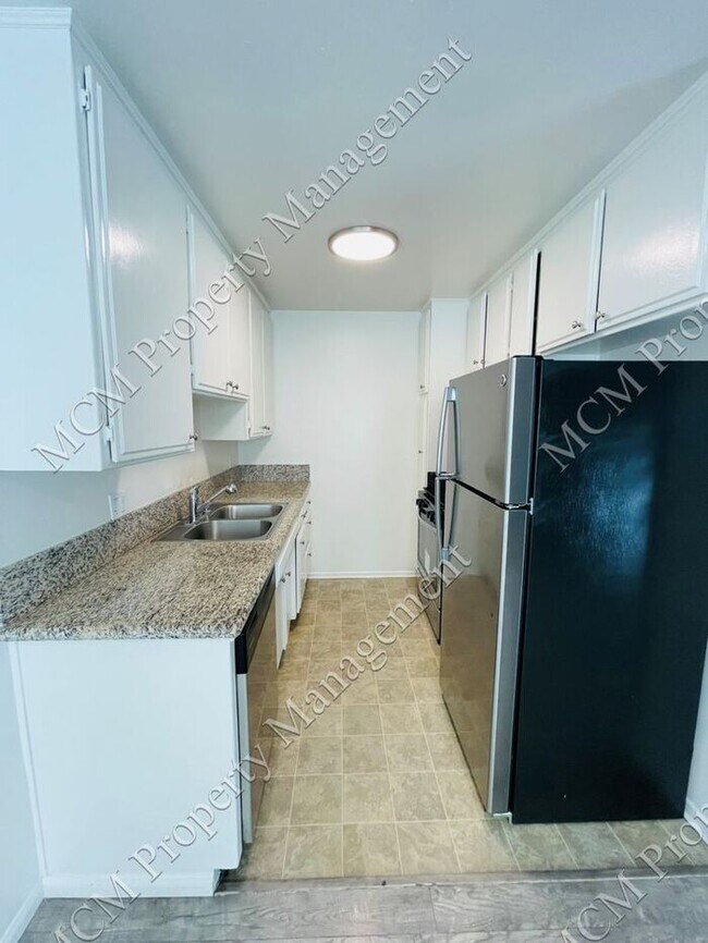 Remodeled 1 bed in Van Nuys with Parking a...