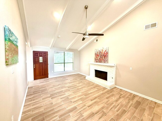 Building Photo - Stylish, Spacious & In a Prime Baton Rouge... Rental