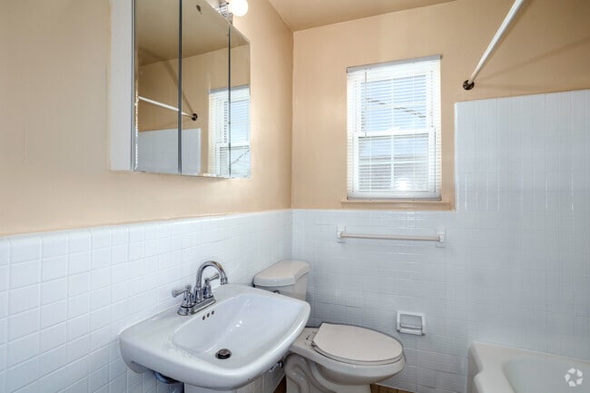 2BR, 2BA - 1,026SF - Townhome - Second Bathroom