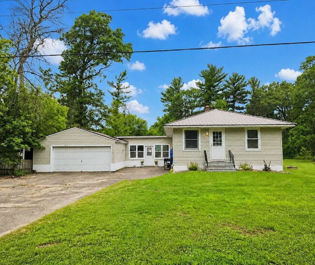 Building Photo - Country Living on 2.5 Acres Just Minutes from Eau Claire – 3 Bedroom Home with Bonus Rooms, Garag...