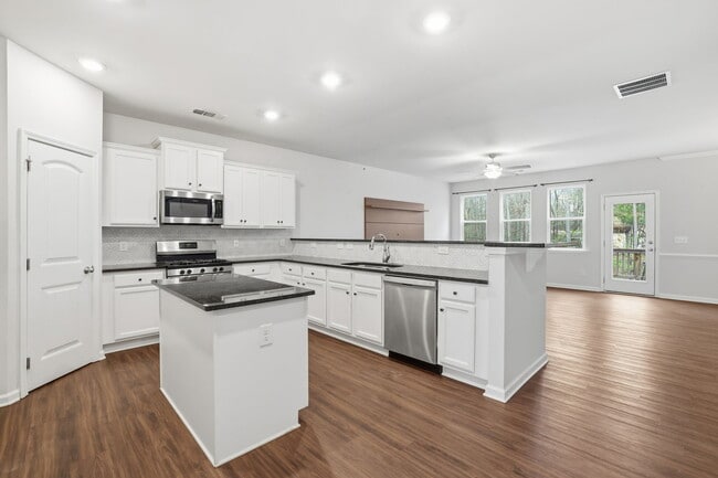 Photo - 520 Edgemore Rd