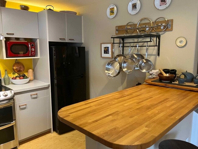 Photo - Charming Westside Condo Near Newport Market – Available April–October!