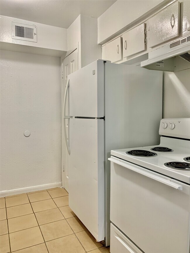 Photo - 9410 Grannis St Unidad A