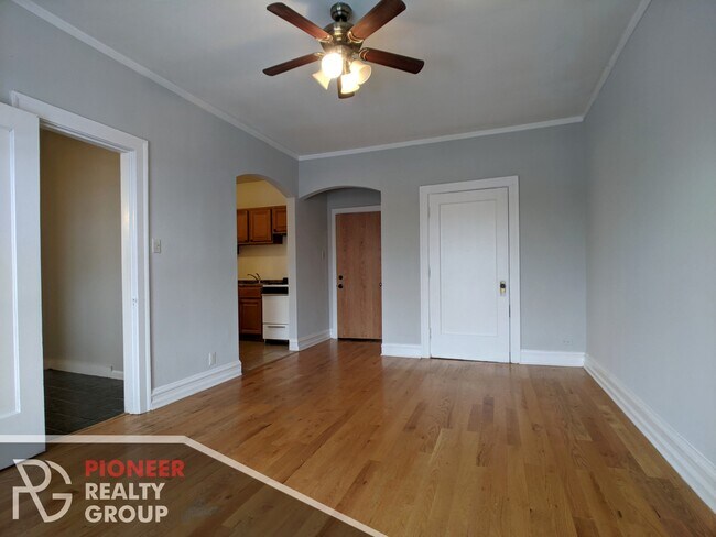 Photo - 4857 N Damen Ave