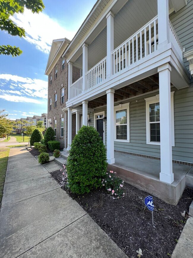 Welcome home - Trilevel H20 Townhome! - Welcome home - Trilevel H20 Townhome!