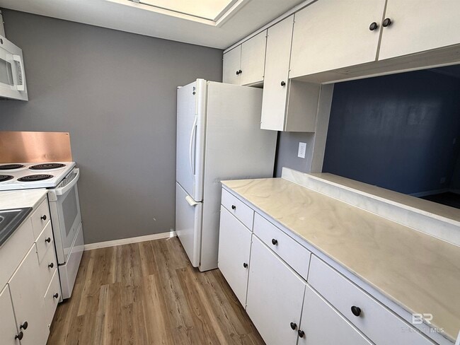 Photo - 1099 Sea Cliff Dr S