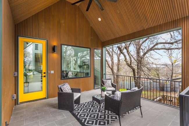 Building Photo - 1205 Perez St