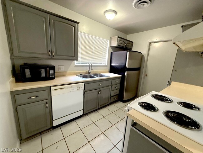Building Photo - 5908 Carmen Blvd
