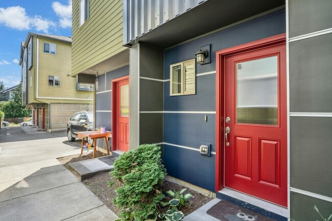 Building Photo - Columbia City Townhome