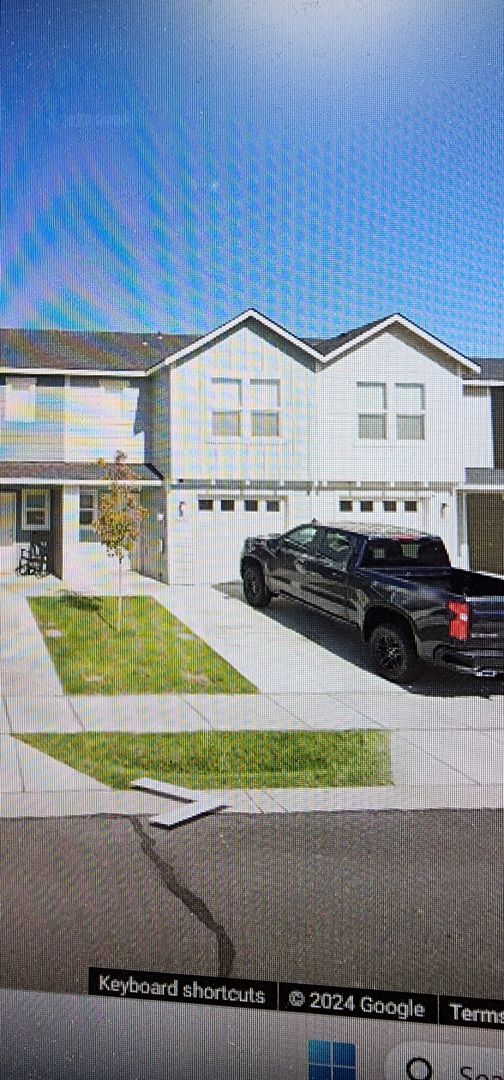 Building Photo - Whether you just want the extra room or need it for your family, our townhomes are calling!!