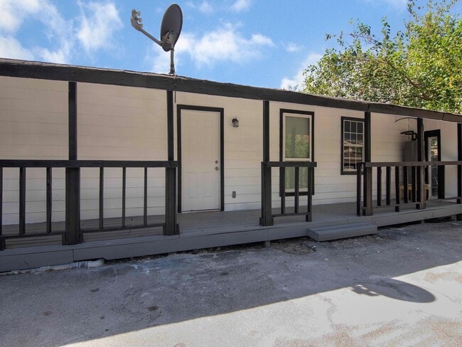 Building Photo - 723 Doverside St Unit 4