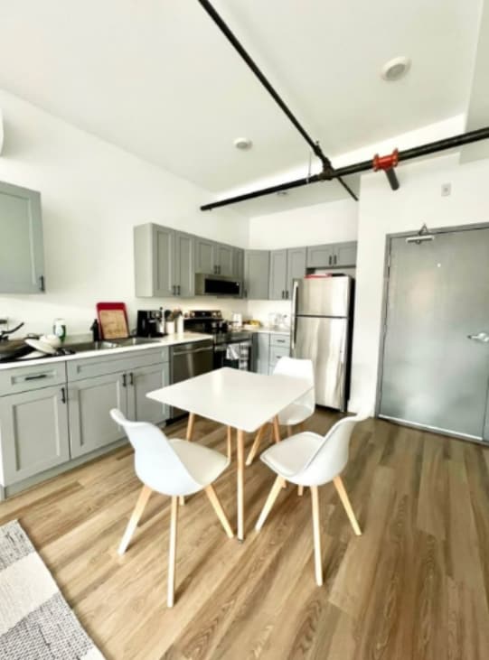 Building Photo - Renovated Studio Apartment - Available May 1st! Unit 302