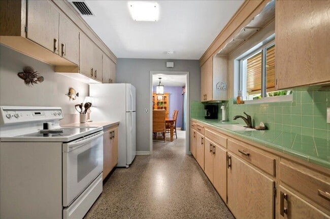 Photo - 440 Jupiter Ln