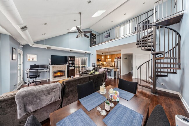 Photo - 811 W Superior St