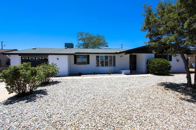 Building Photo - 3 bedroom 2 bathroom with AZ room