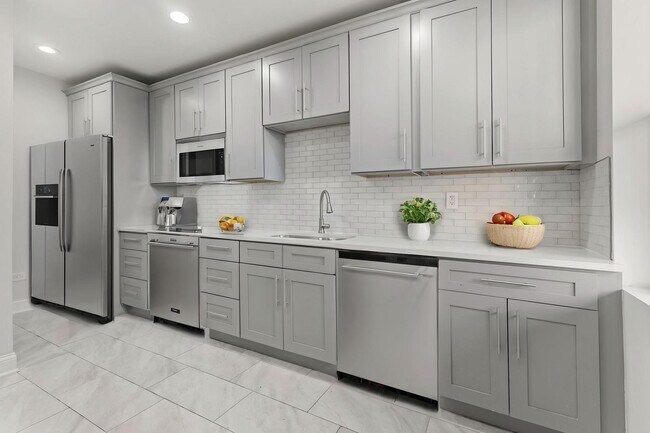 Photo - 615 E 60th St Unidad 1F Rental