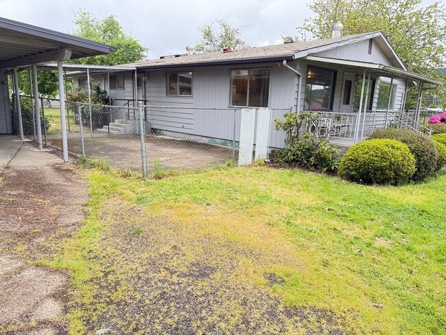 Photo - Huge 4 bedroom 2 bath house!