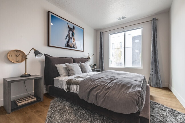 2BR, 2BA - 1.115SF - 1st Bedroom