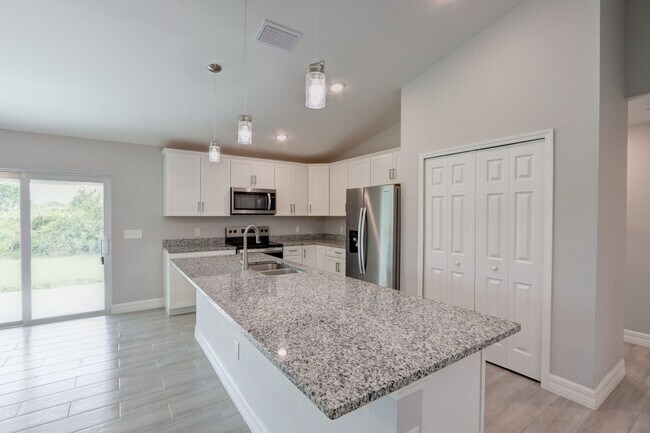 Photo - MUST SEE-CUSTOM BUILT-LARGE NEWER CONSTRUT...