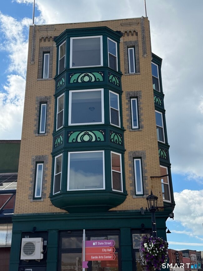 2 Bank St