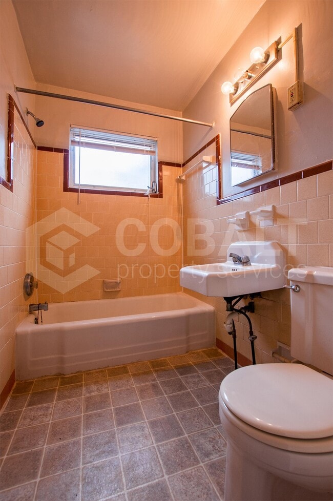 Photo - 944 St Charles Ave NE