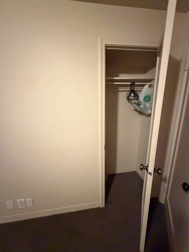 Building Photo - 1427 E Federal Way Unit 2