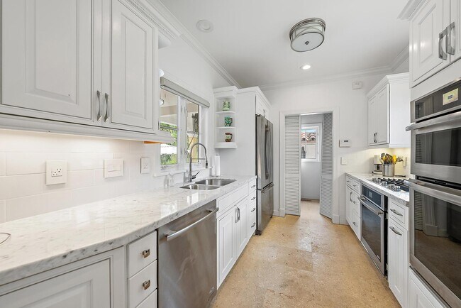 325 Seaspray Ave