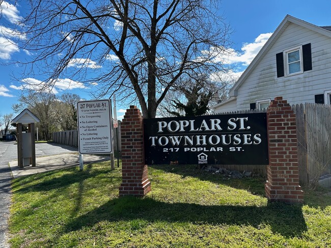 Community Sign - 217 Poplar St Townhome