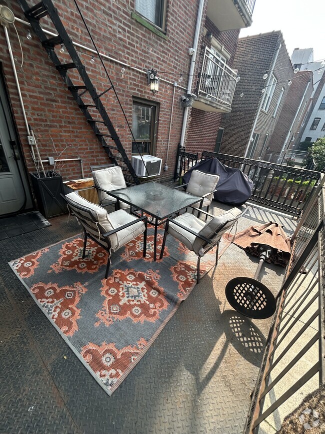 Building Photo - 3124 28th Ave Unit 1R Rental