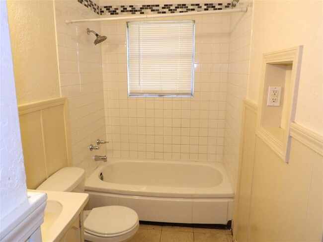 Photo - 403 NW Greenmeadow Dr