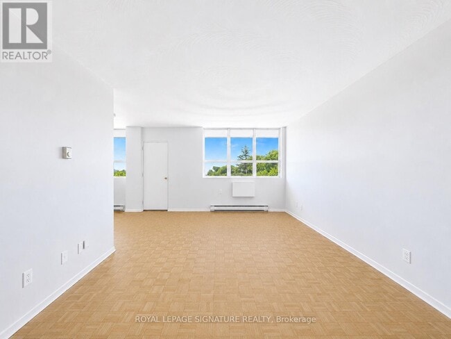 Photo - 525 Eglinton Ave E