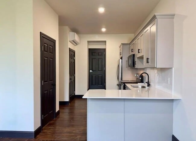 Photo - 709 N Duke St Unit 5