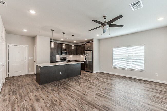 Photo - Limited-Time Offer: 2 Weeks Free on Modern... Unidad EAGW