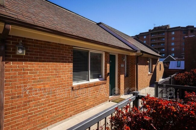 Building Photo - 1107 N Taylor St Unit C